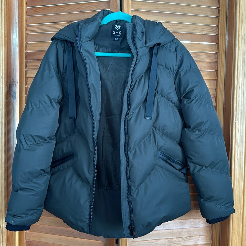 Women’s S&S winter jacket. Size medium, army green color. Worn once-smoke free